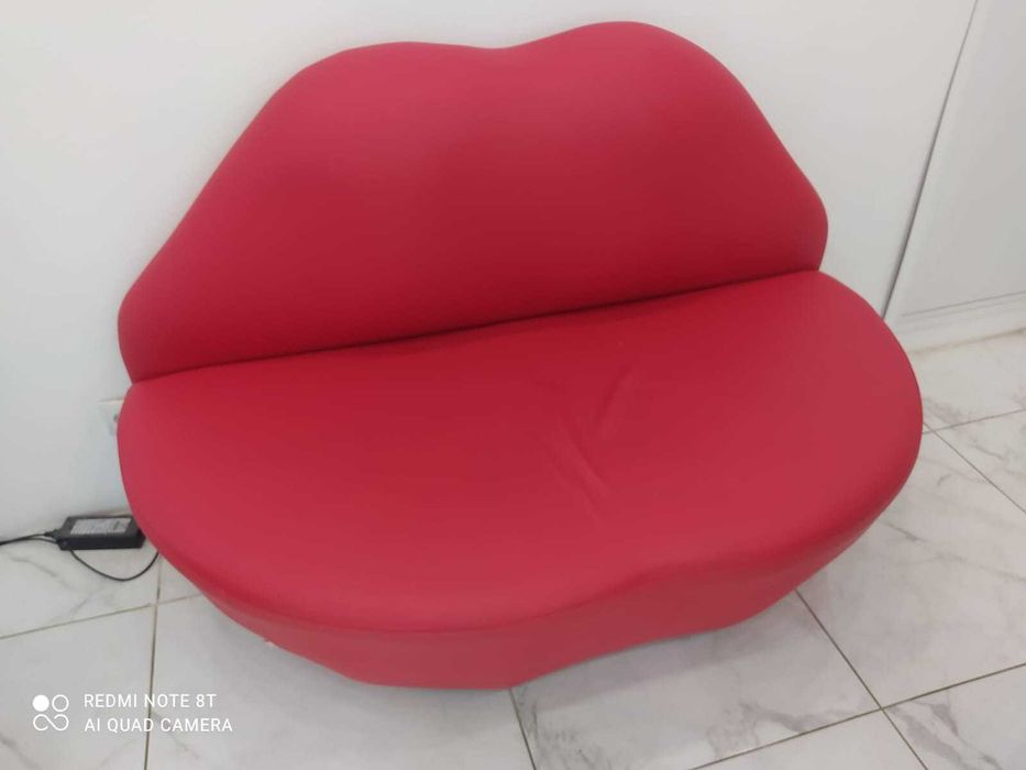 Диван в формі губ