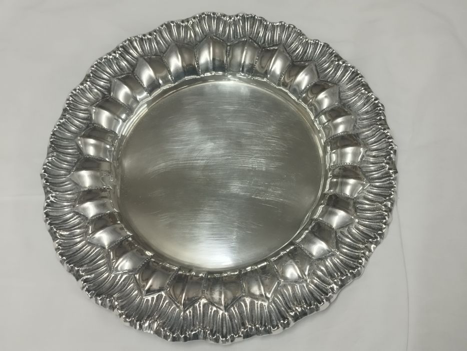 Salva Bordo Recortado prata águia 833
Altura 1,7 cm e 23 diâmetro. Pes