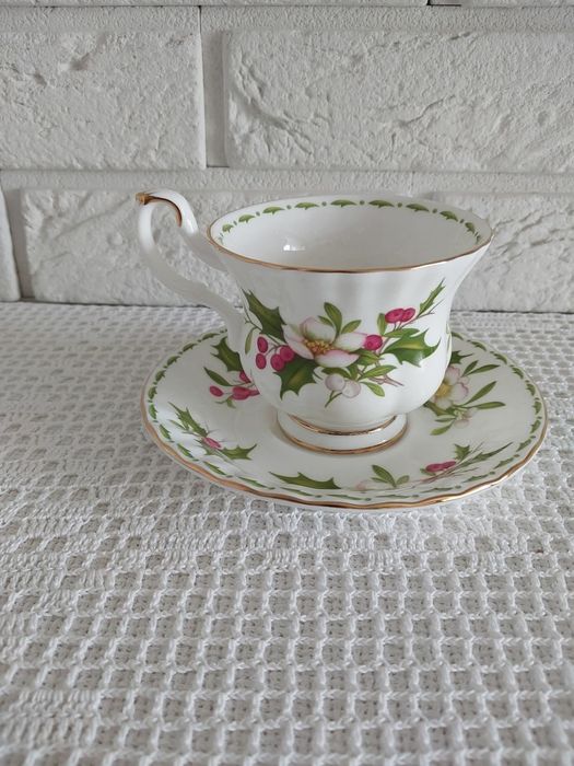 Royal Albert grudzień filiżanka ze spodkiem.