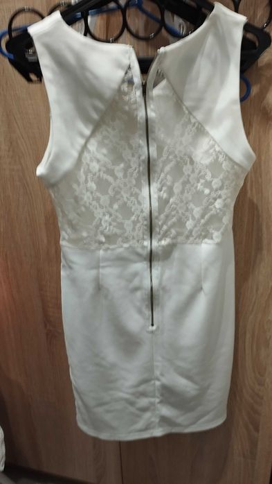 Vestido para noite branca com renda nas costas