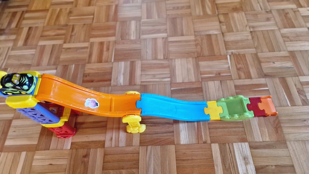 Wyścigówka tor zjeżdżalnia dla samochodów vtech autka tut tut