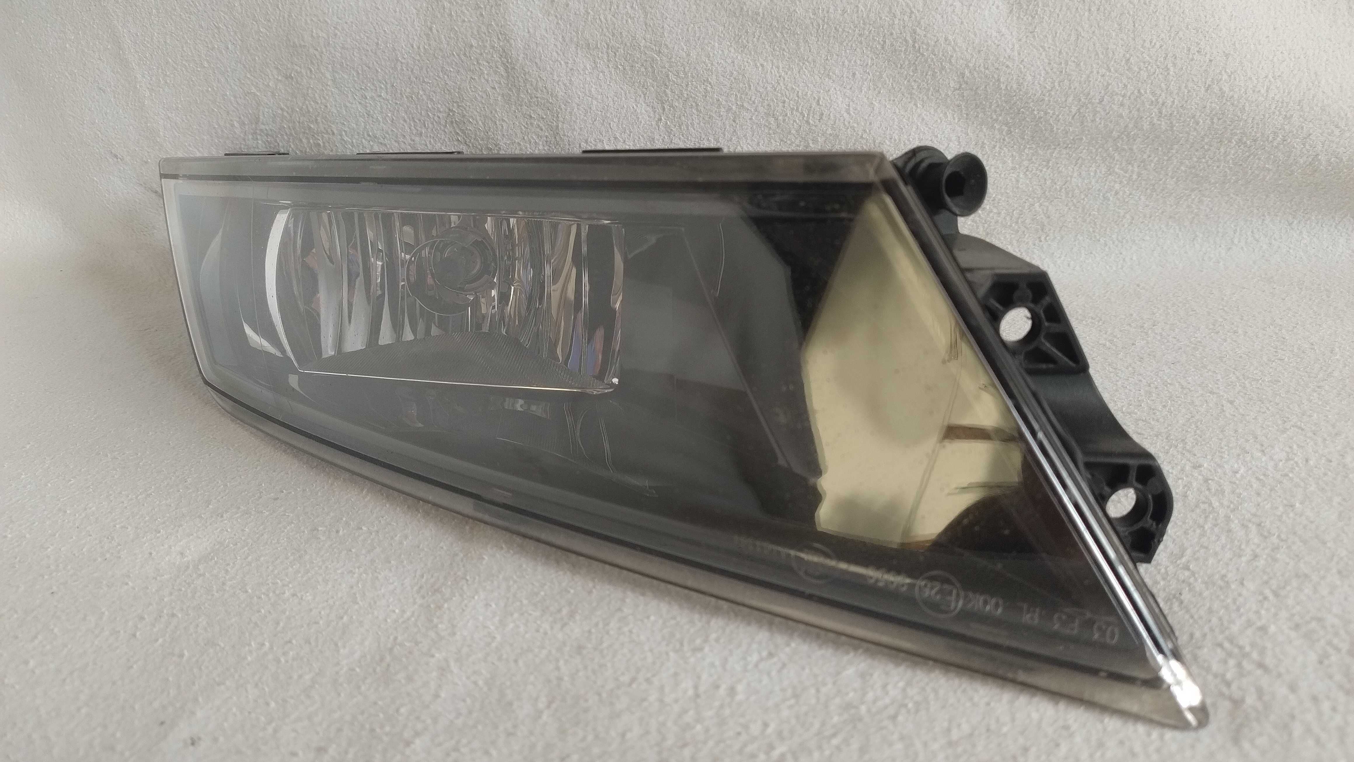 Lampa Przeciwmgielna Halogen Lewy Skoda Superb III 3