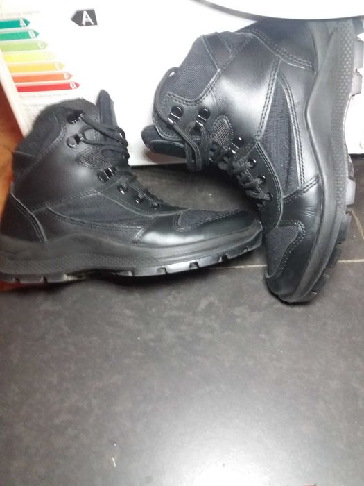 продам женские батинки оут крок черные 38 размер+ две футболки