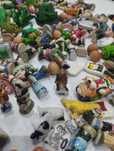 Conjunto de miniaturas de figuras ceramicas e outros materiais.