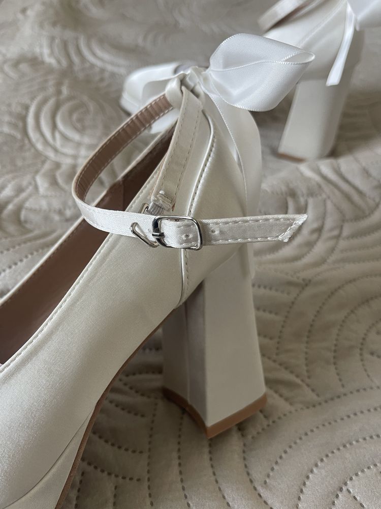 Buty ślubne z kokardką