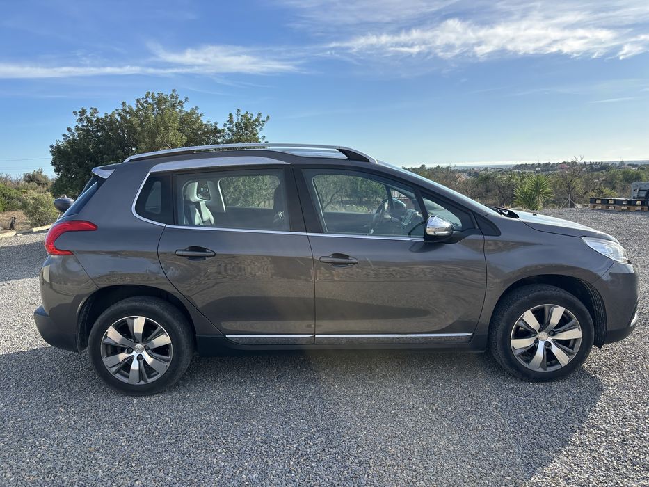 Peugeot 2008 Allure (2016) 1,2 Ltr. - 81 kW PureTech TETO PANORÂMICO