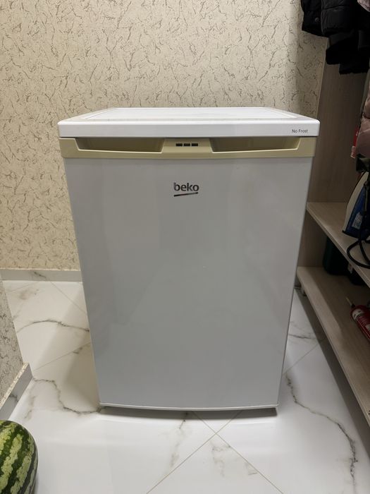 Морозильна камера beko FNE1072