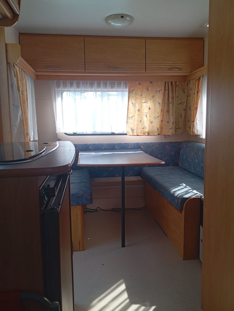 Przyczepa kempingowa Hobby Knaus Caravelair z 2008 roku.