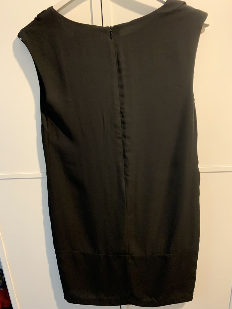 Czarna wizytowa sukienka Reserved 36