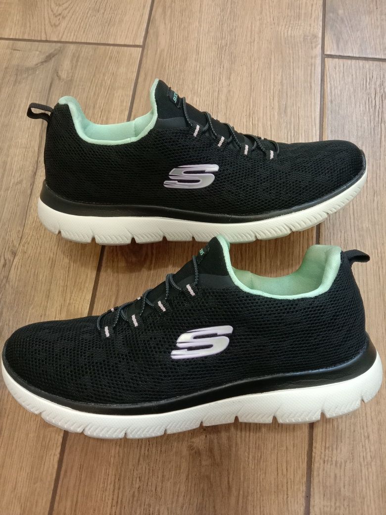 Кросівки Skechers.