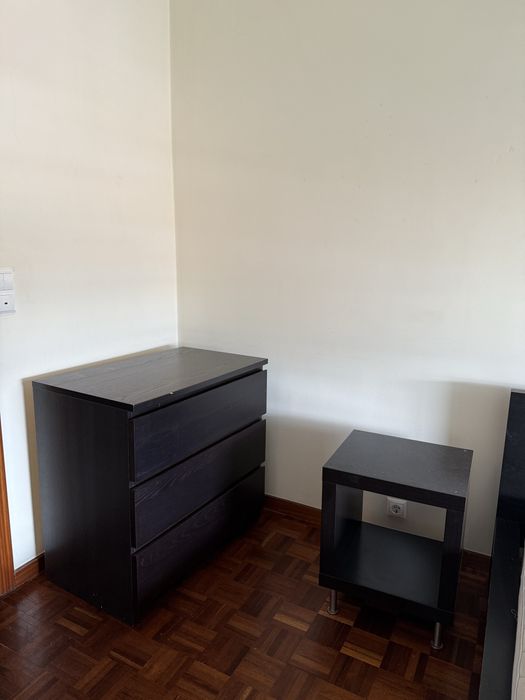 Quarto, roupeiro do IKEIA e sofá de oferta