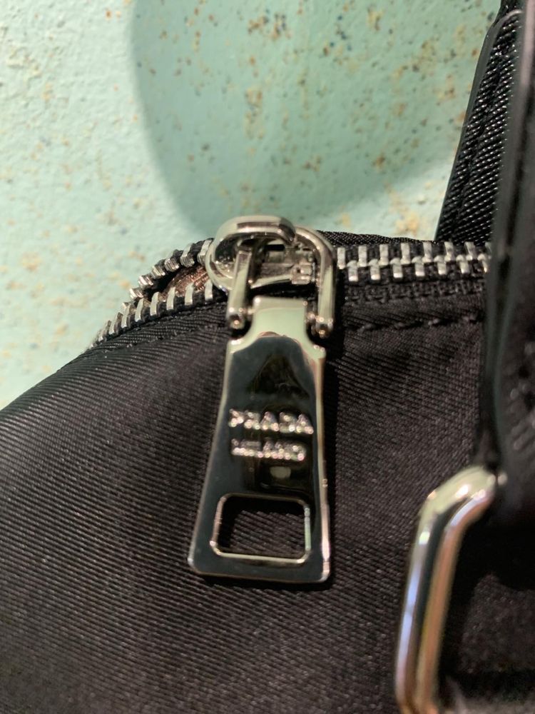 Сумка чорного кольору Prada .Оригінал.