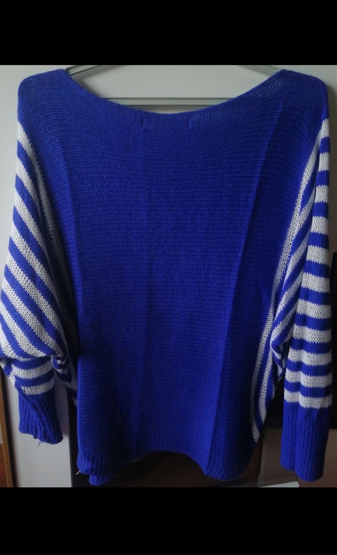 Camisola azul e branca