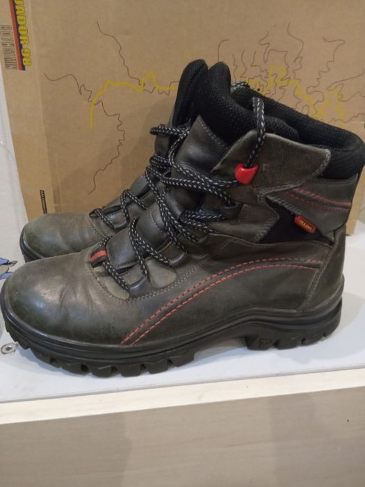 Продам женские зимние кожаные трекинговые ботинки на меху Mida .Серебр