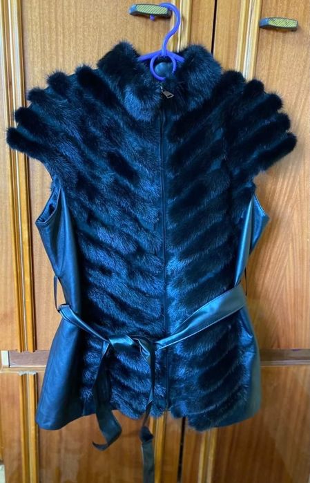 Шкіряна жилетка з вставками норки.