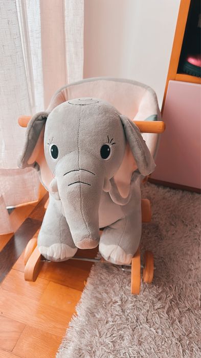 Cavalinho baloico em forma de elefante