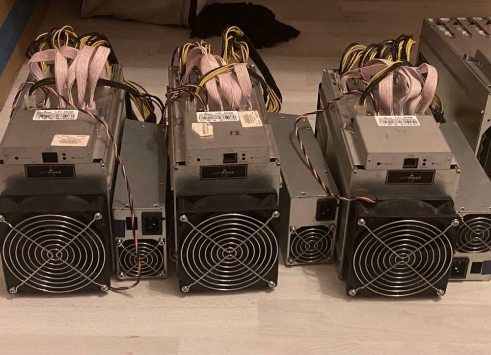 Asic antminer L3+.