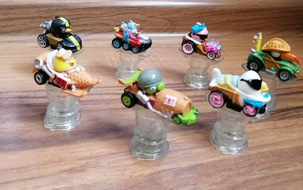 Dwa zestawy Angry Birds Telepods plus siedem samochodzików