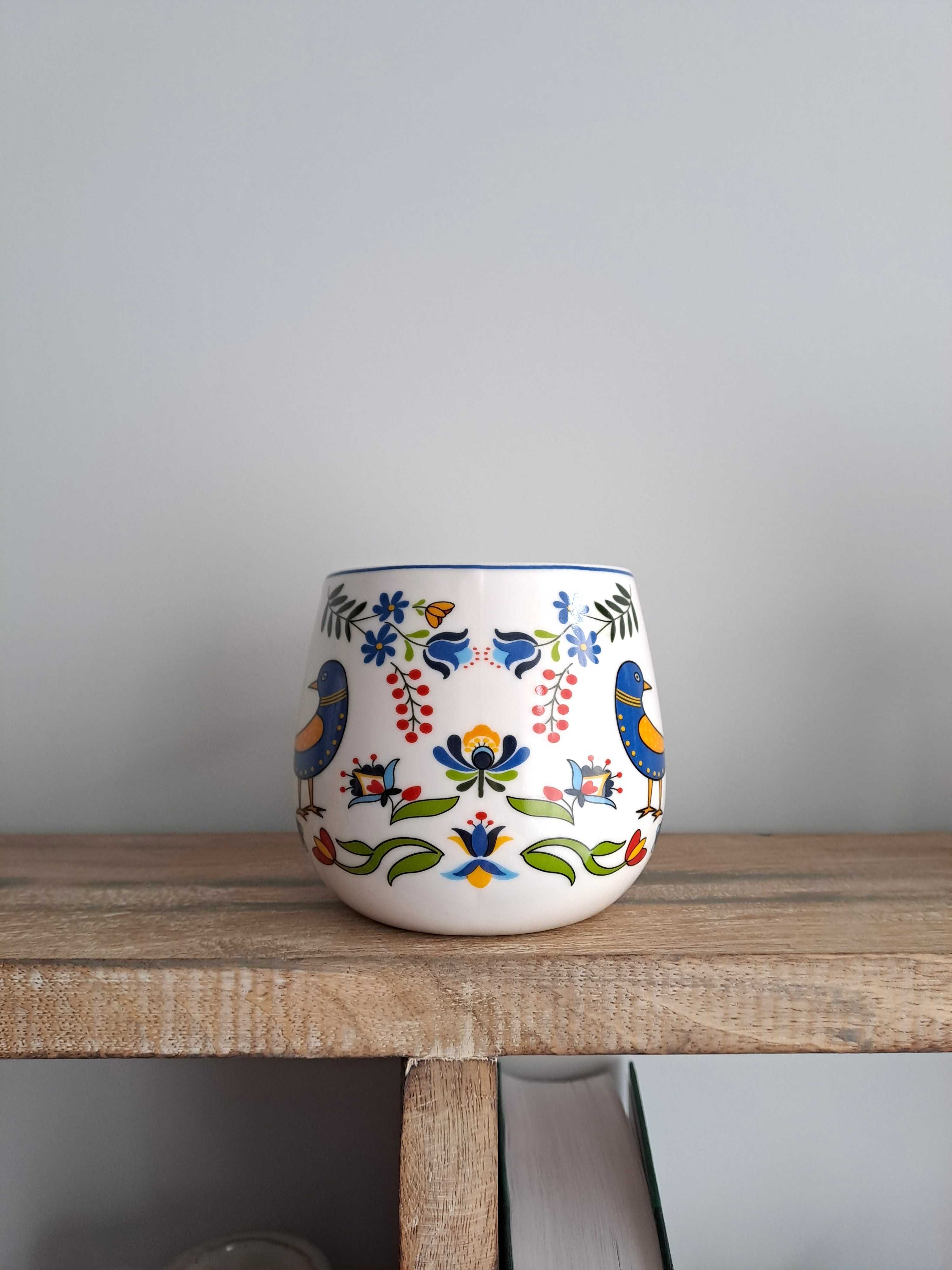 Porcelanowy regionalny kubek baryłka Ptaszek Kaszubski w tulipanch