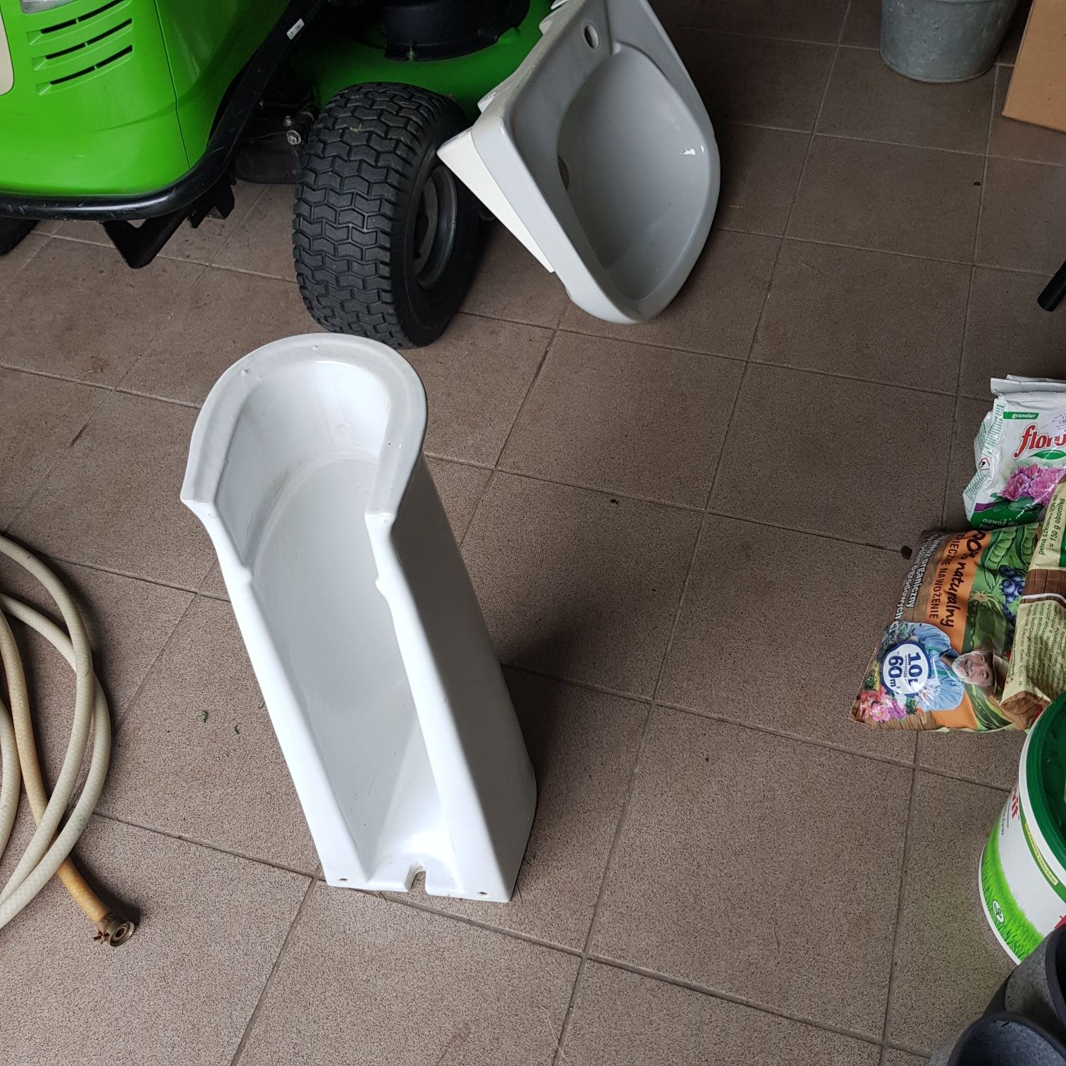 Umywalka z nogą jako wyposażenie łazienki/ubikacji