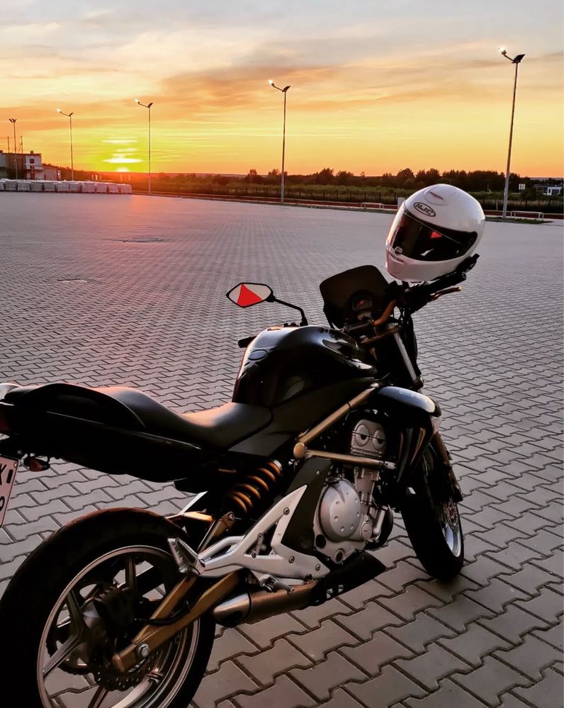 Kawasaki ER6n z kobiecych rąk
