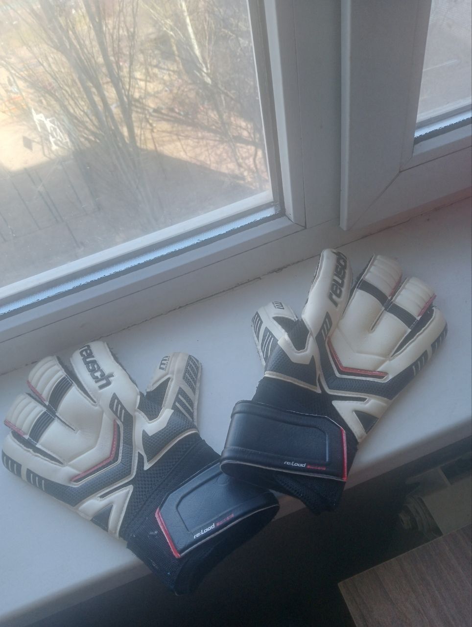 Продаю вратарские перчатки reusch 200 грн