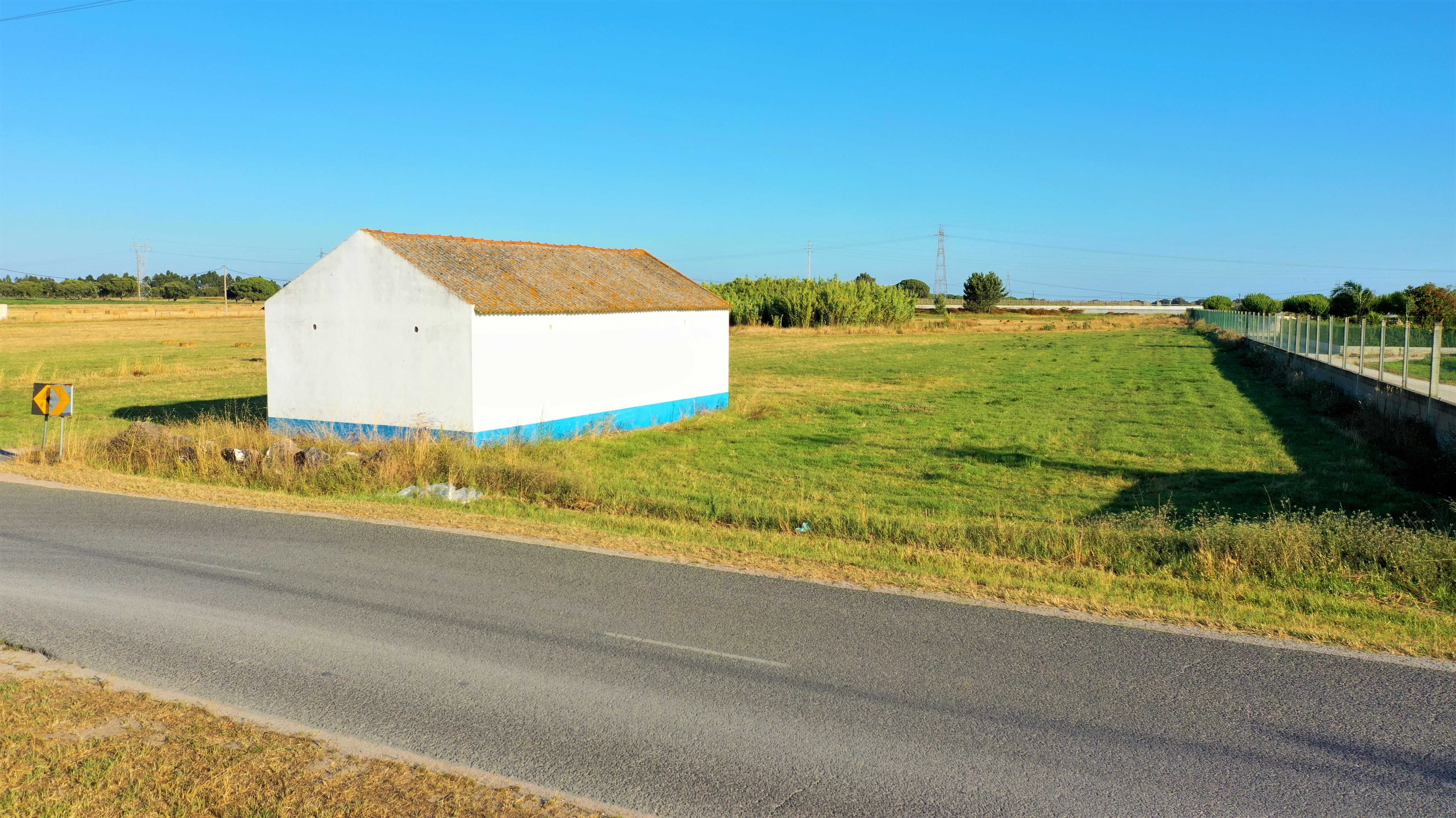 Terreno com armazém de 70m2