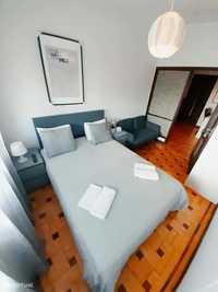 Comfortable room in a 4 bedroom apartment in Porto -  R1