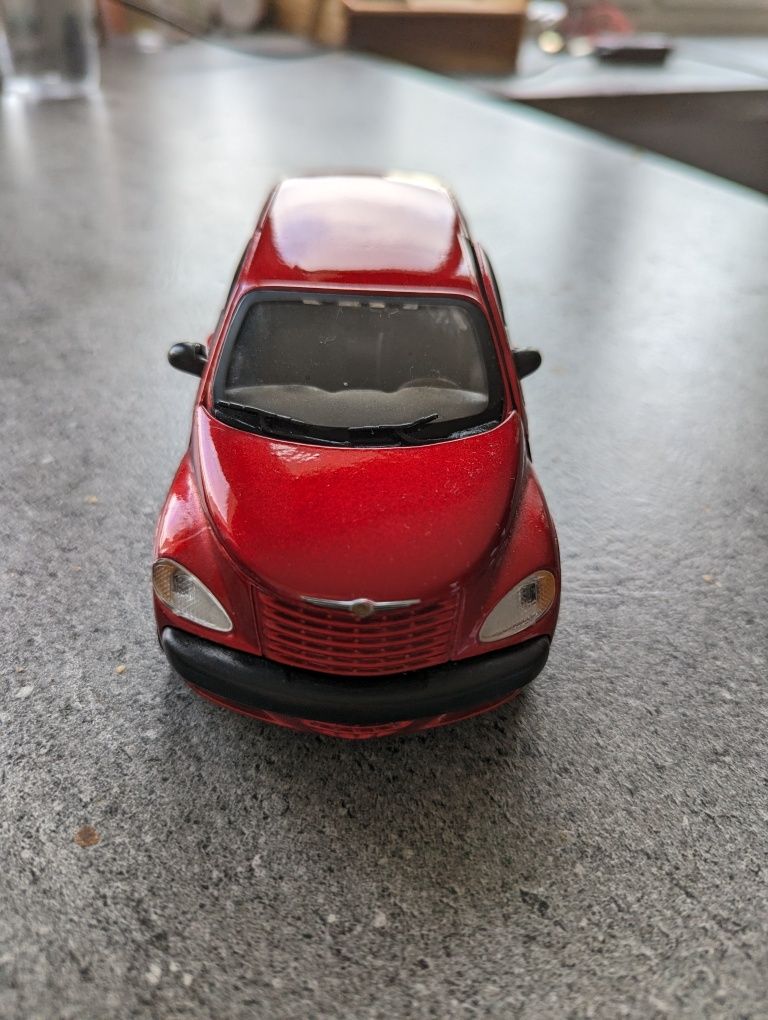 Chrysler pt Cruiser 2001 1:24 model czerwony stan db