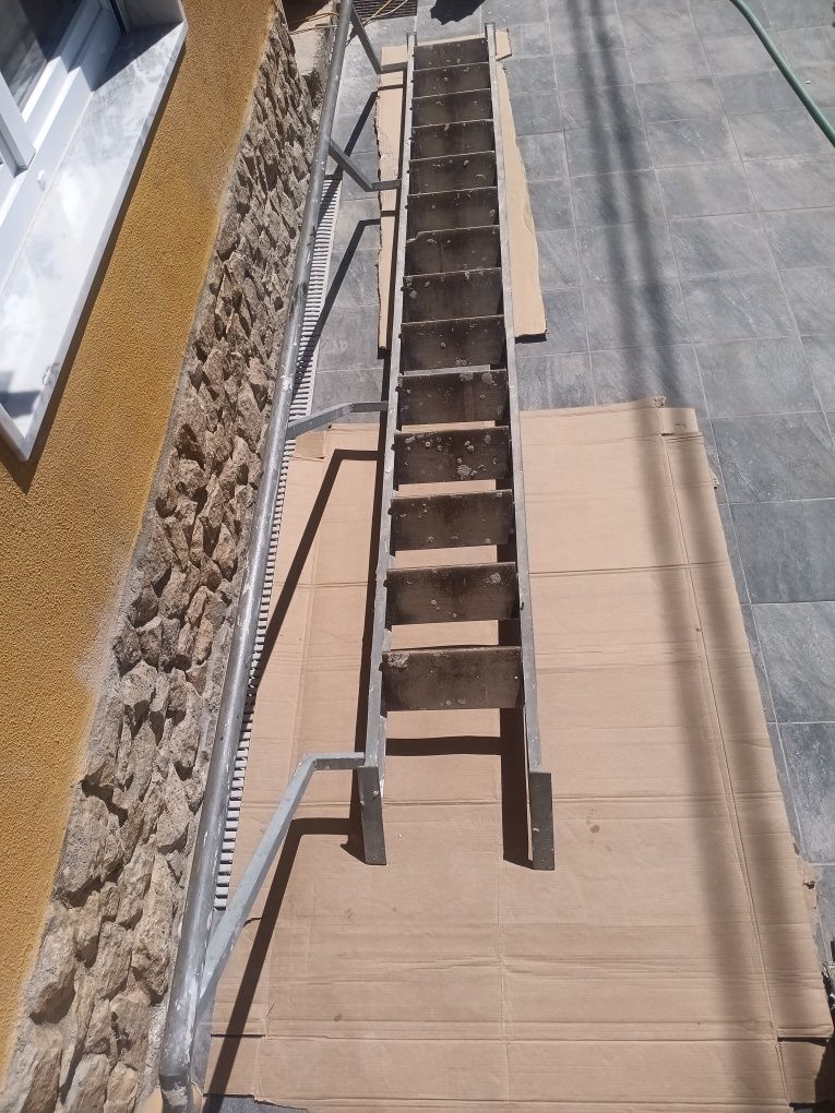 Escada em ferro metalizada tem 14 degraus,tem 3.90 altura.