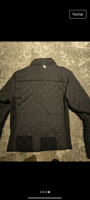 Casaco preto tamanho M, justo. Veste bem.