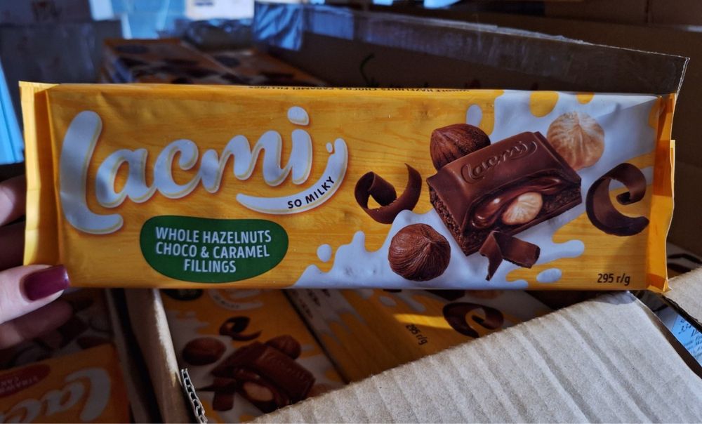 Шоколад Roshen Lacmi з цілими горіхами та шоколадно