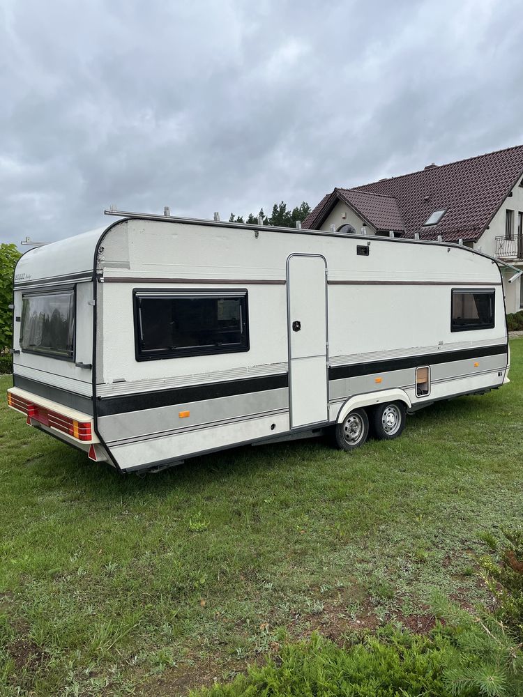 Hobby 610 z dachem ochronnym i przedsionkiem