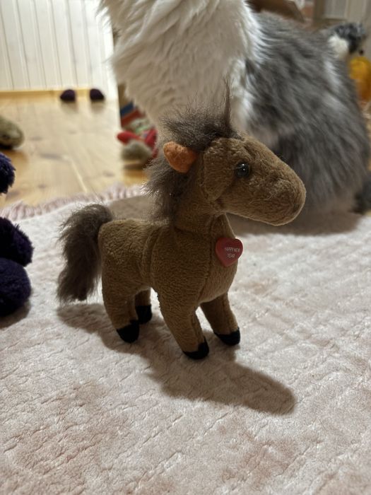 Іграшки дитячі різних періодів і розмірів