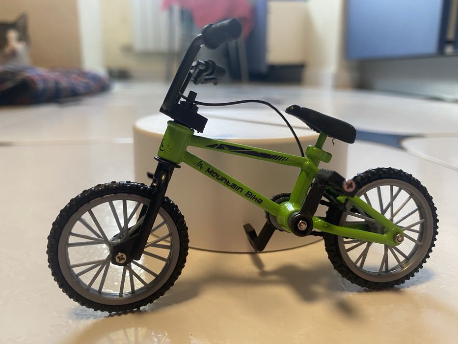 Фінгербайк - міні велосипед. Довжина - 10 см, ширина - 7 см