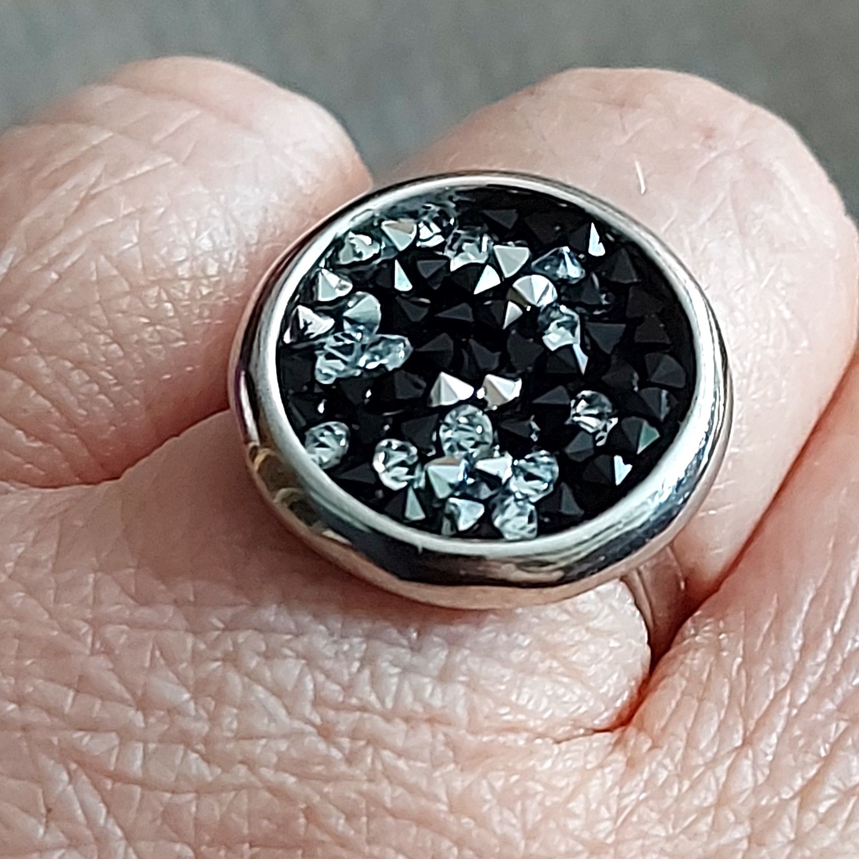 Srebrny pierścionek z kryształkami