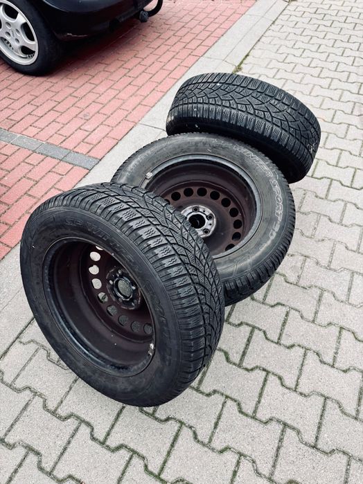 Zimowe opony razem z felgami.
