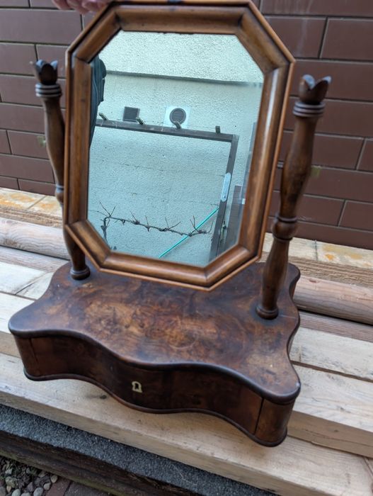 Stara toaletka z lustrem