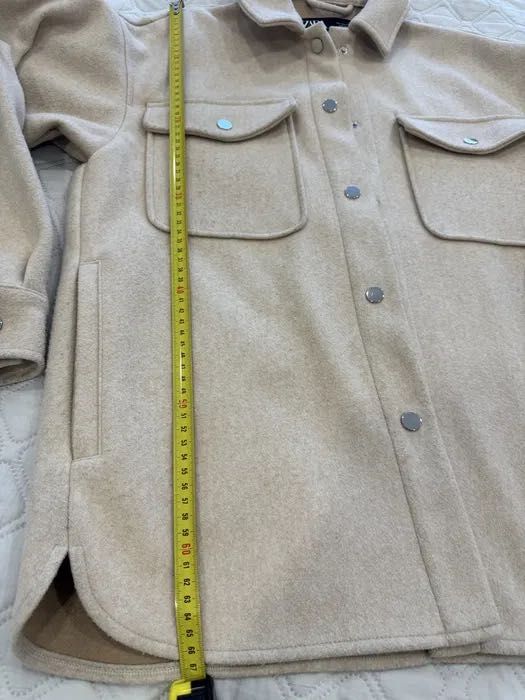 Бежевая теплая рубашка куртка  zara с карманами