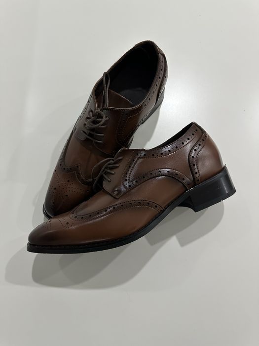 Sapatos em pele e com elevação