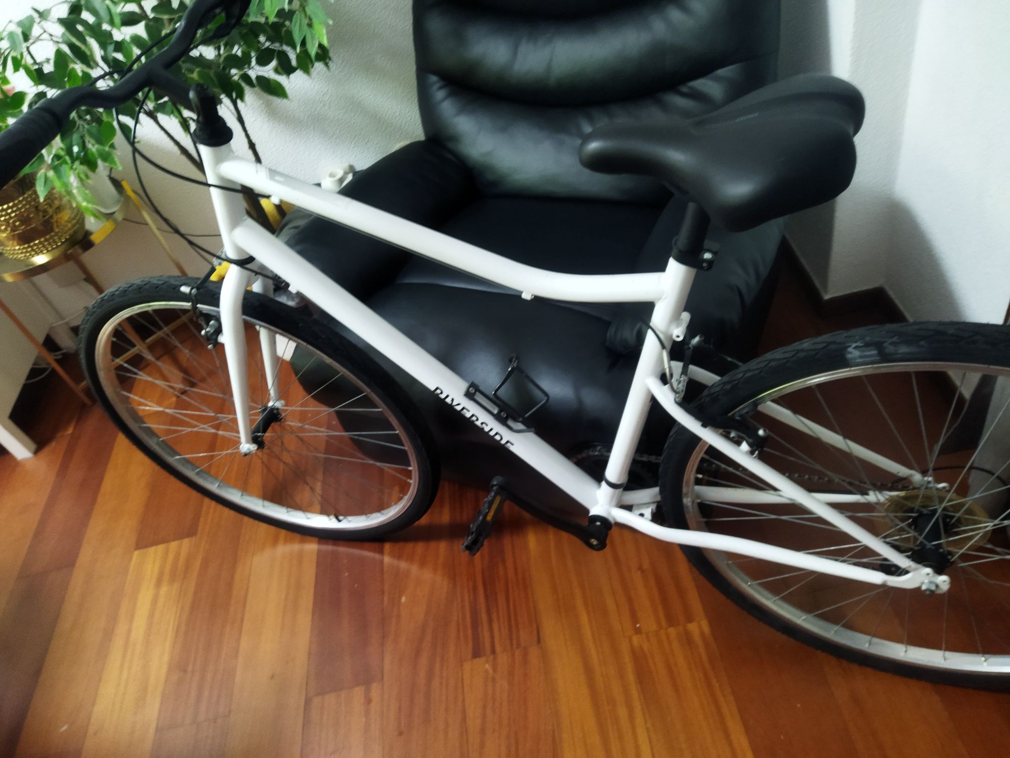 Bicicleta de Trekking Riverside 120 branca
