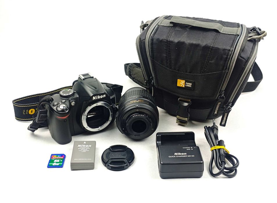 Дзеркальний фотоапарат Nikon D3000 KIT 18-55мм 8Gb [CCD матриця]