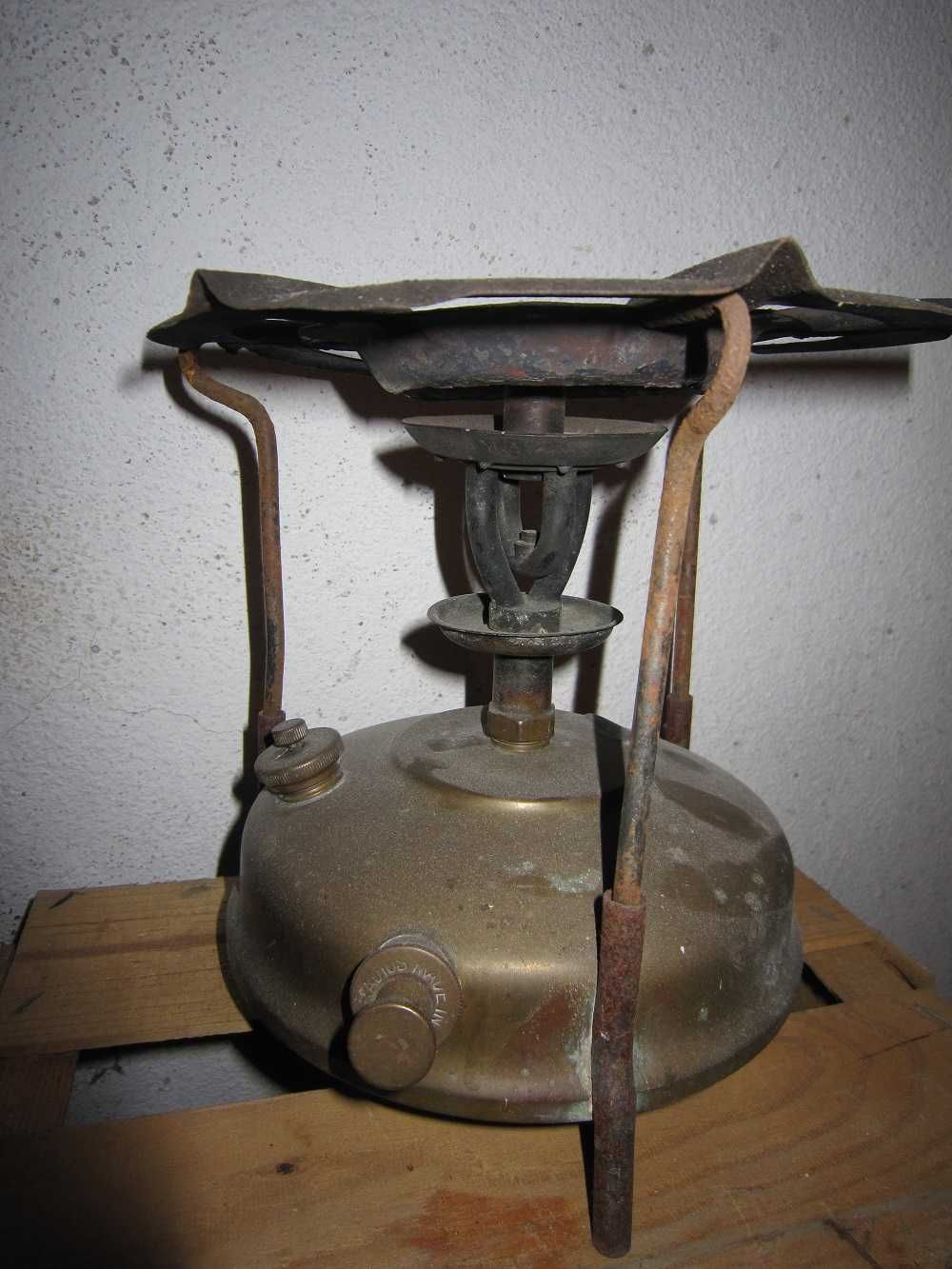 Fogareiro a petróleo antigo