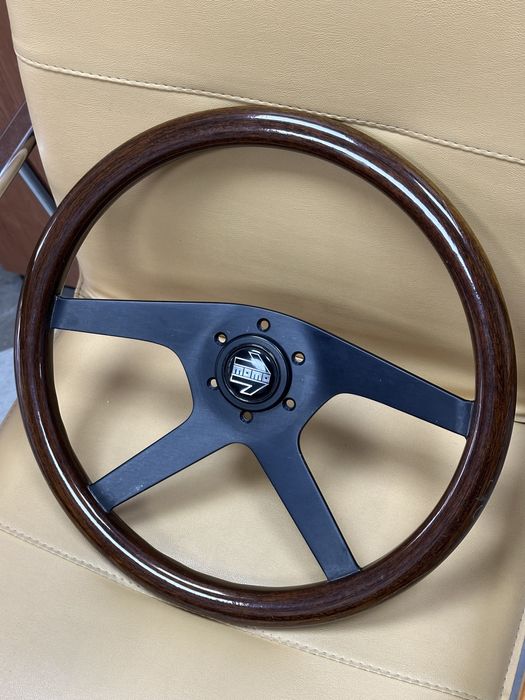 Червоне дерево momo ML38 KBA 70100 1989р до класичних спортивних авто