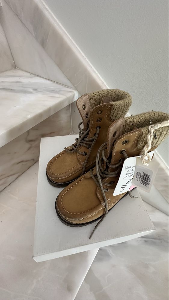 Botas de criança novas com etiqueta