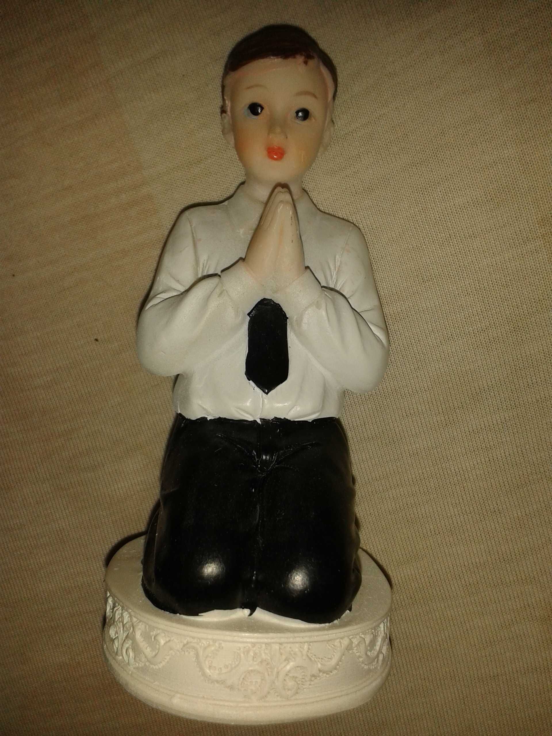 KOMUNIA nowa figurka na tort komunijny chłopiec modlący się