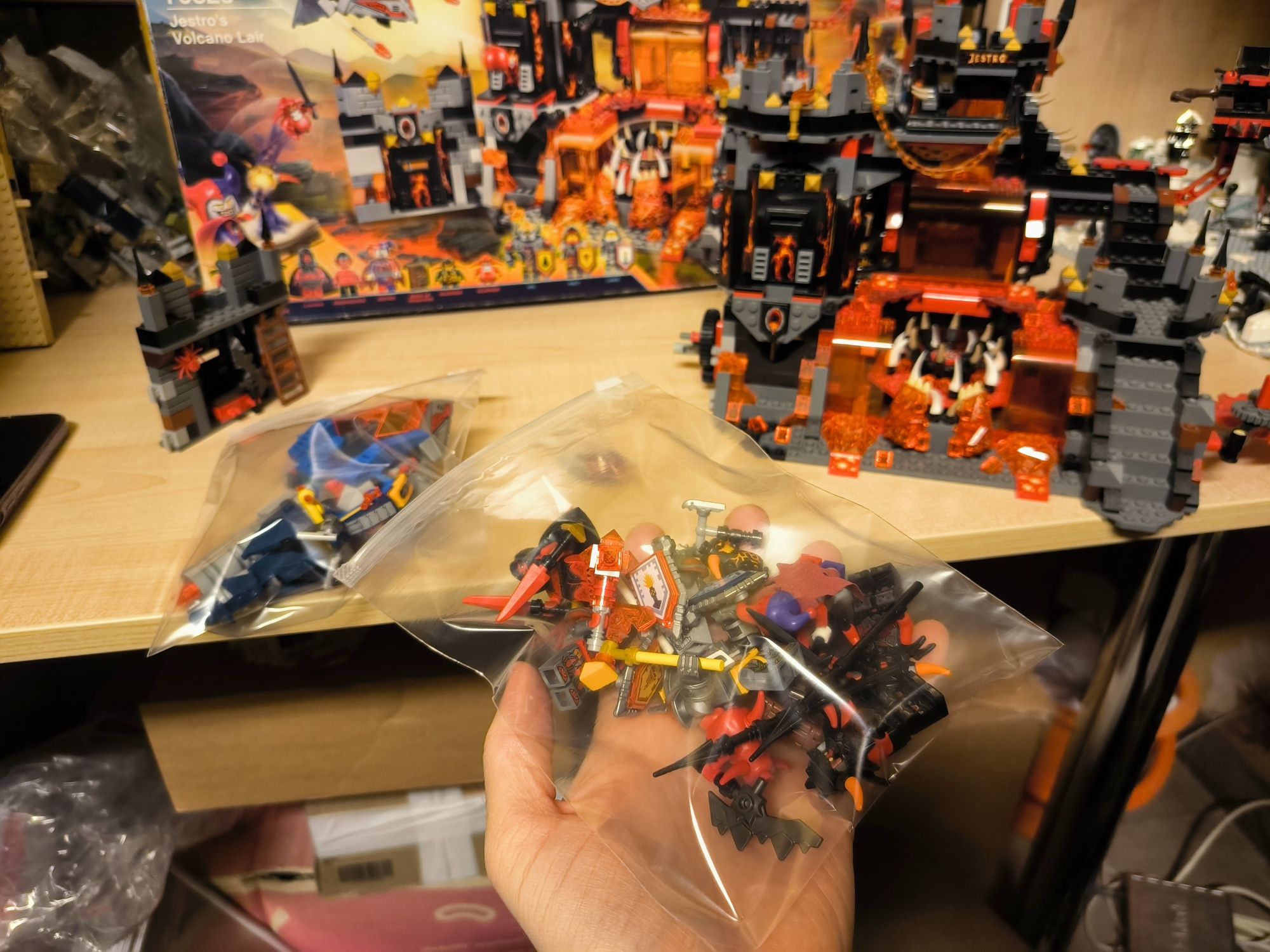 Колекціонеру Lego Nexo Knights 70323 Jestro's Volcano Lair повний