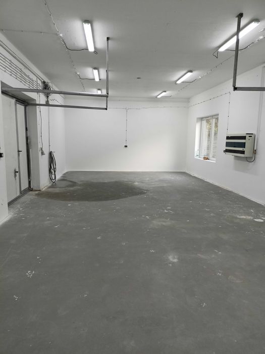 Hala-Magazyn i część działki