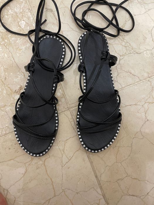 Sandálias rasas de tiras