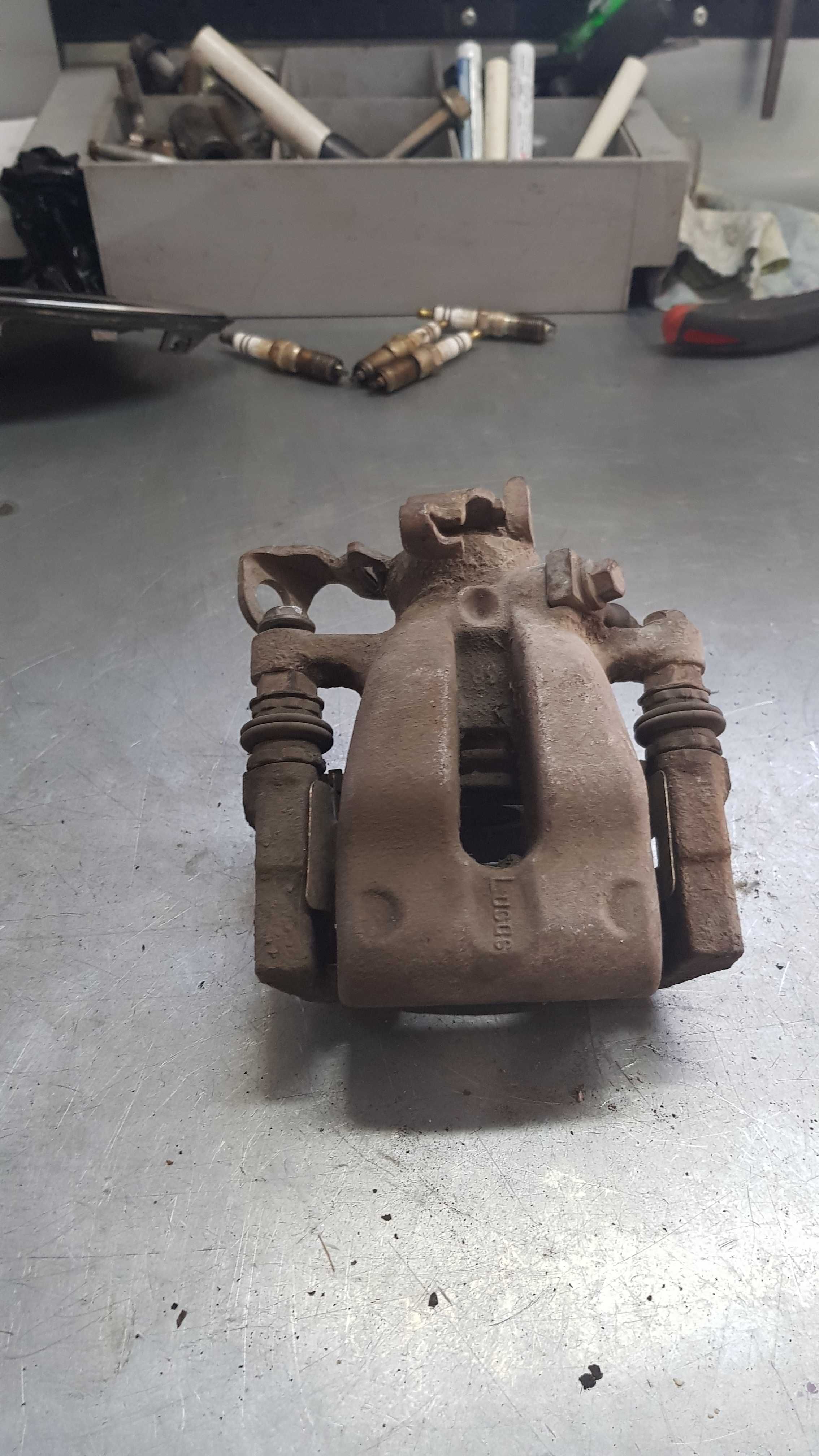Opel Zafira A  2.2 Zaciski hamulcowe tył sprężyny stabilizator półoś
